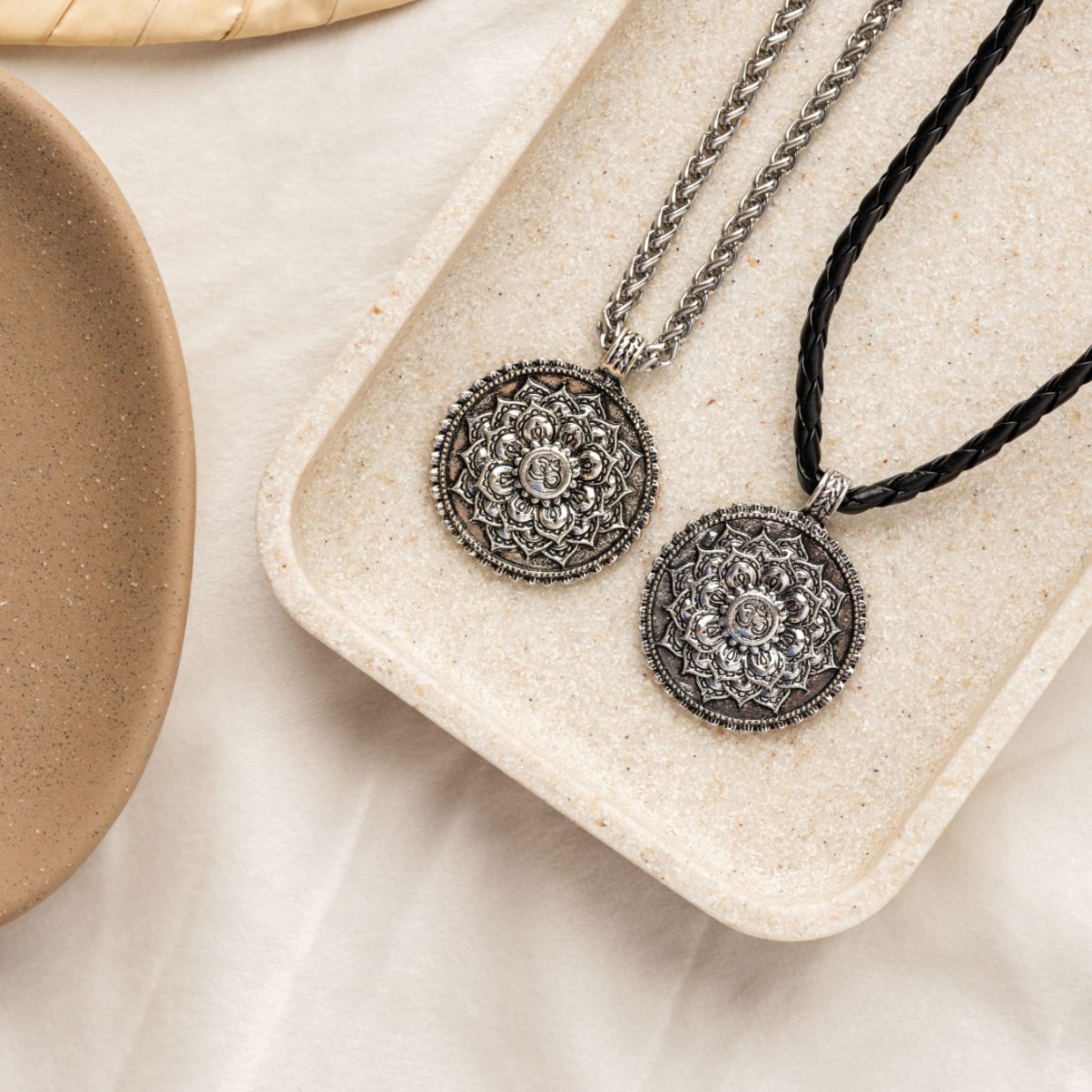 Mandala-Halskette – Lotus und Ohm – Halskette und Anhänger – Beleuchtung