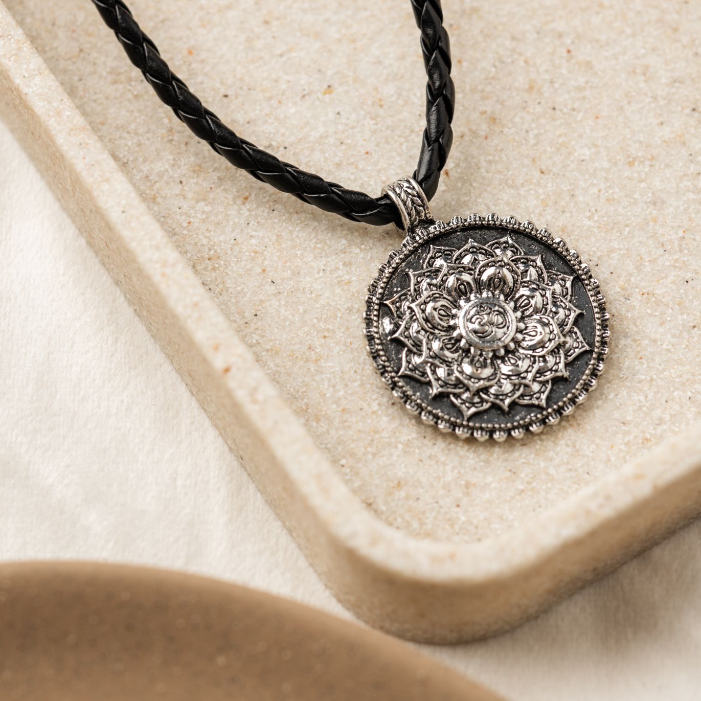 Mandala-Halskette – Lotus und Ohm – Halskette und Anhänger – Beleuchtung