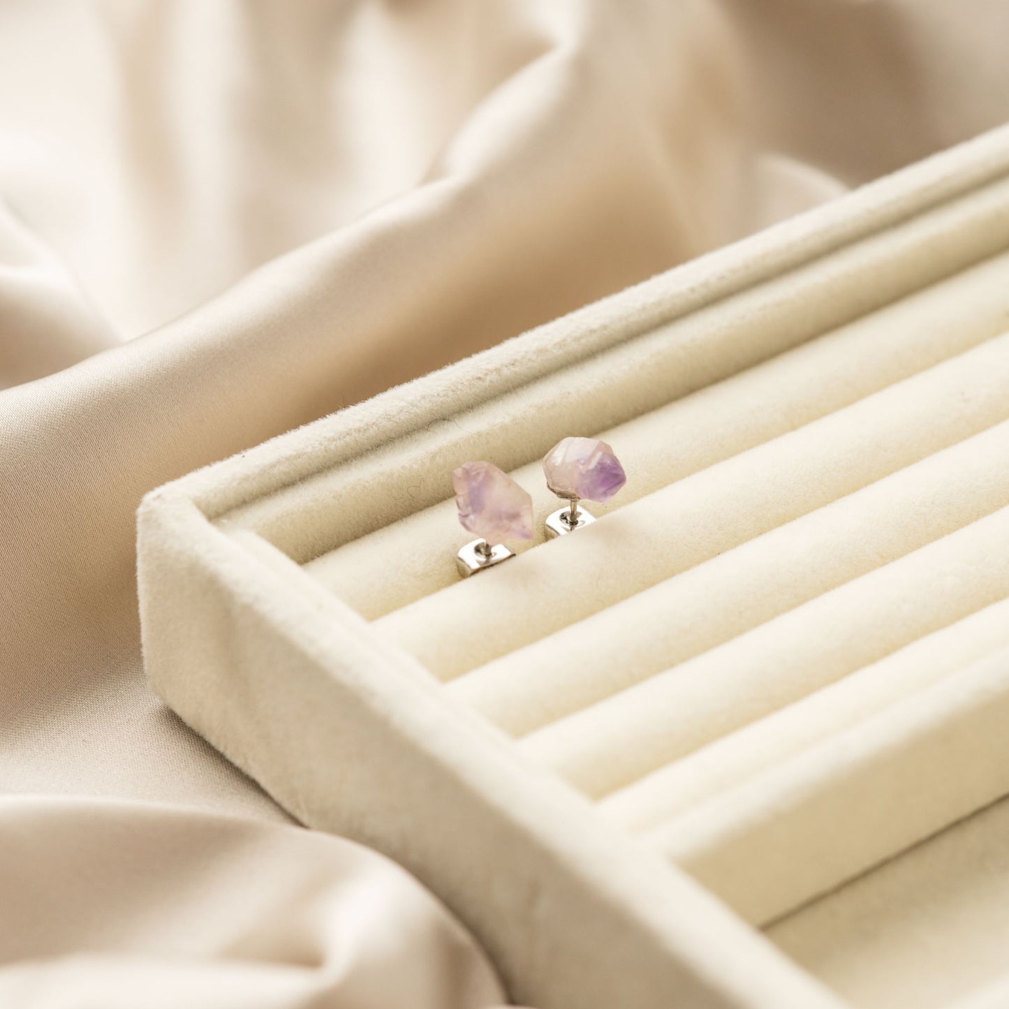 Rohe Amethyst Ohrstecker – Edelstein Ohrringe – Lila Ohrstecker – Intuition