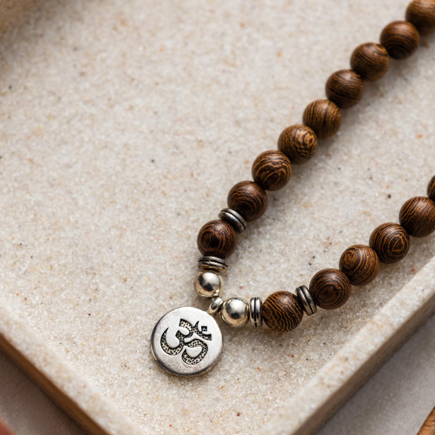 Mala-Halskette und Armband – Ohm – Wengeholz