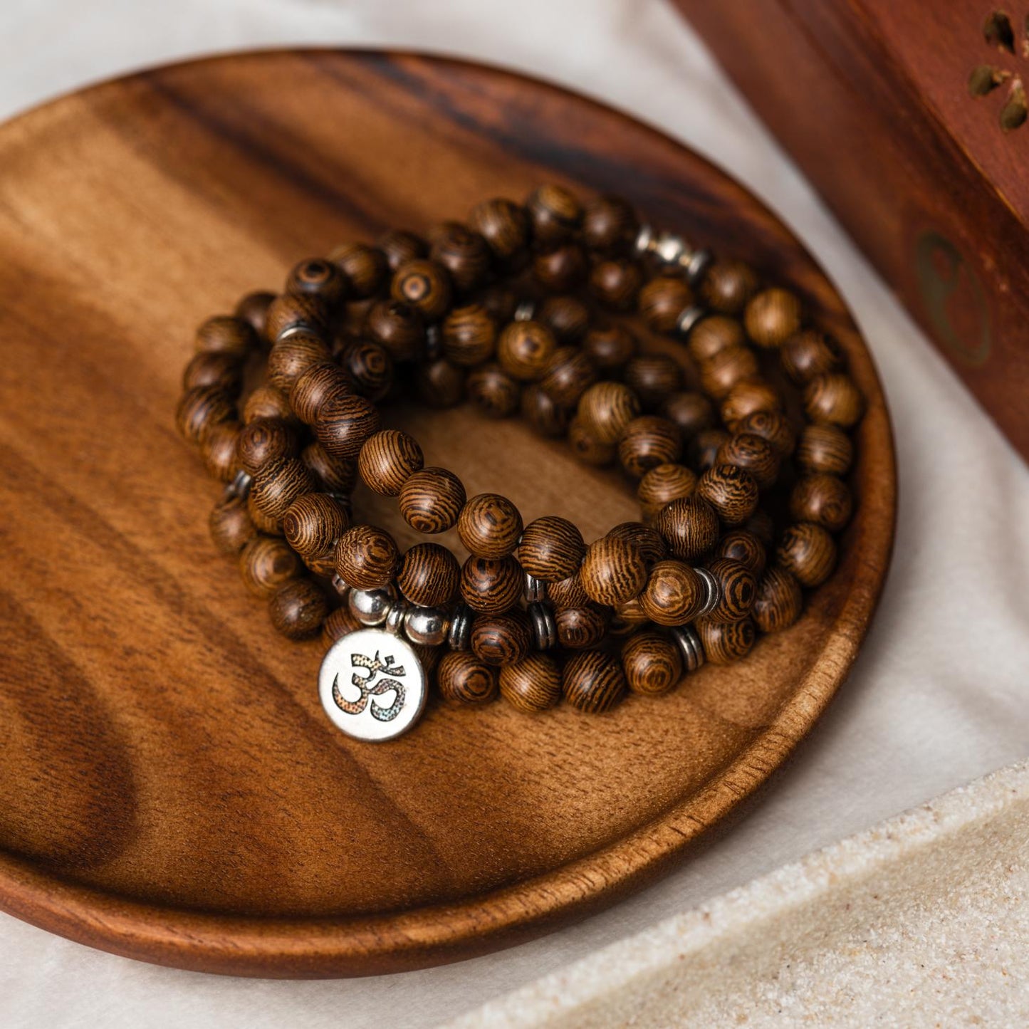 Mala-Halskette und Armband – Ohm – Wengeholz