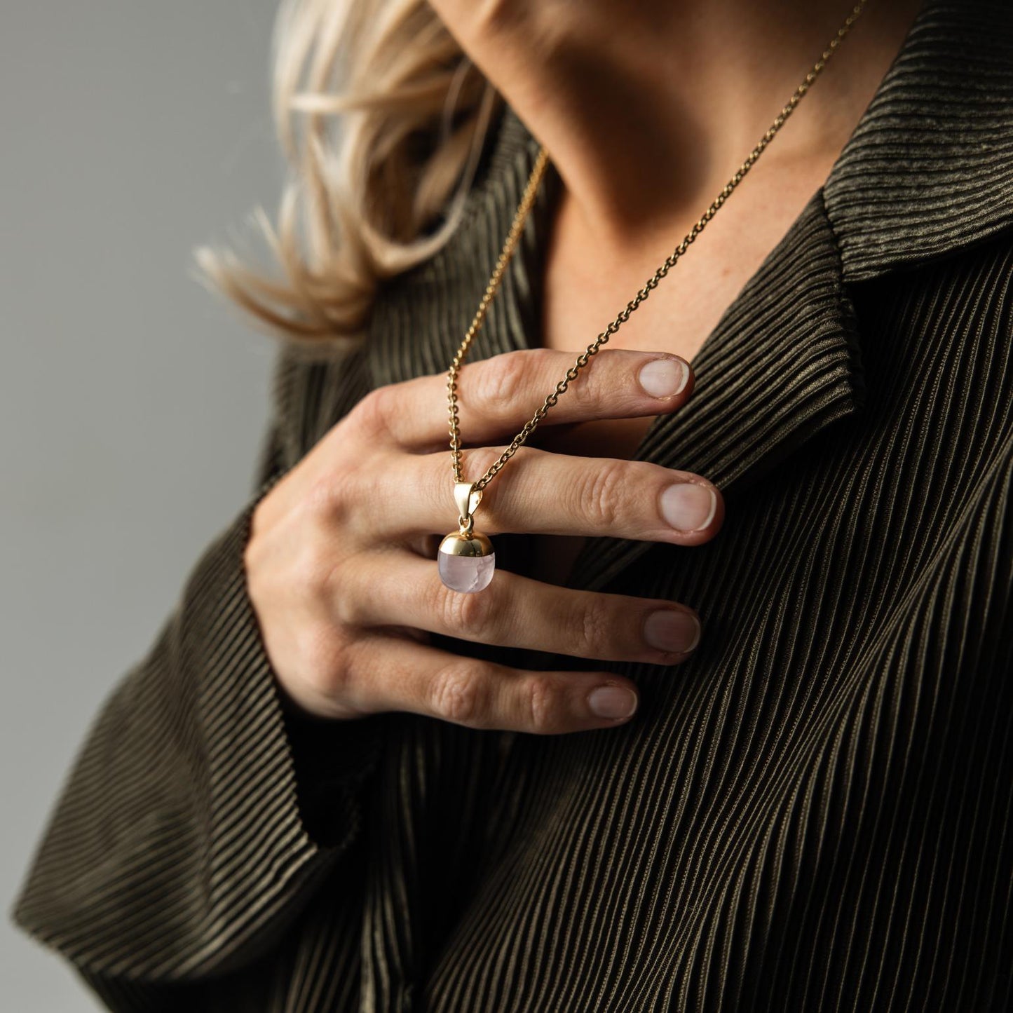 Rosenquarz-Halskette und Anhänger – Rundschliff – in Gold getaucht – Selbstliebe