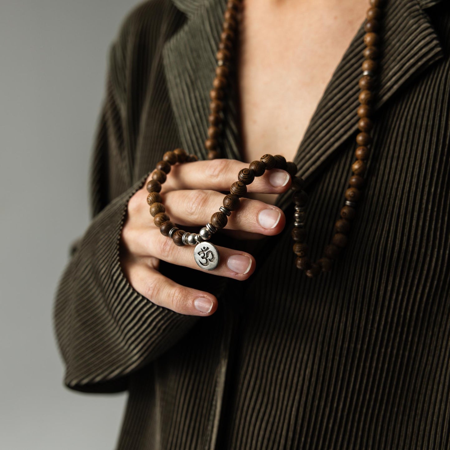Mala-Halskette und Armband – Ohm – Wengeholz
