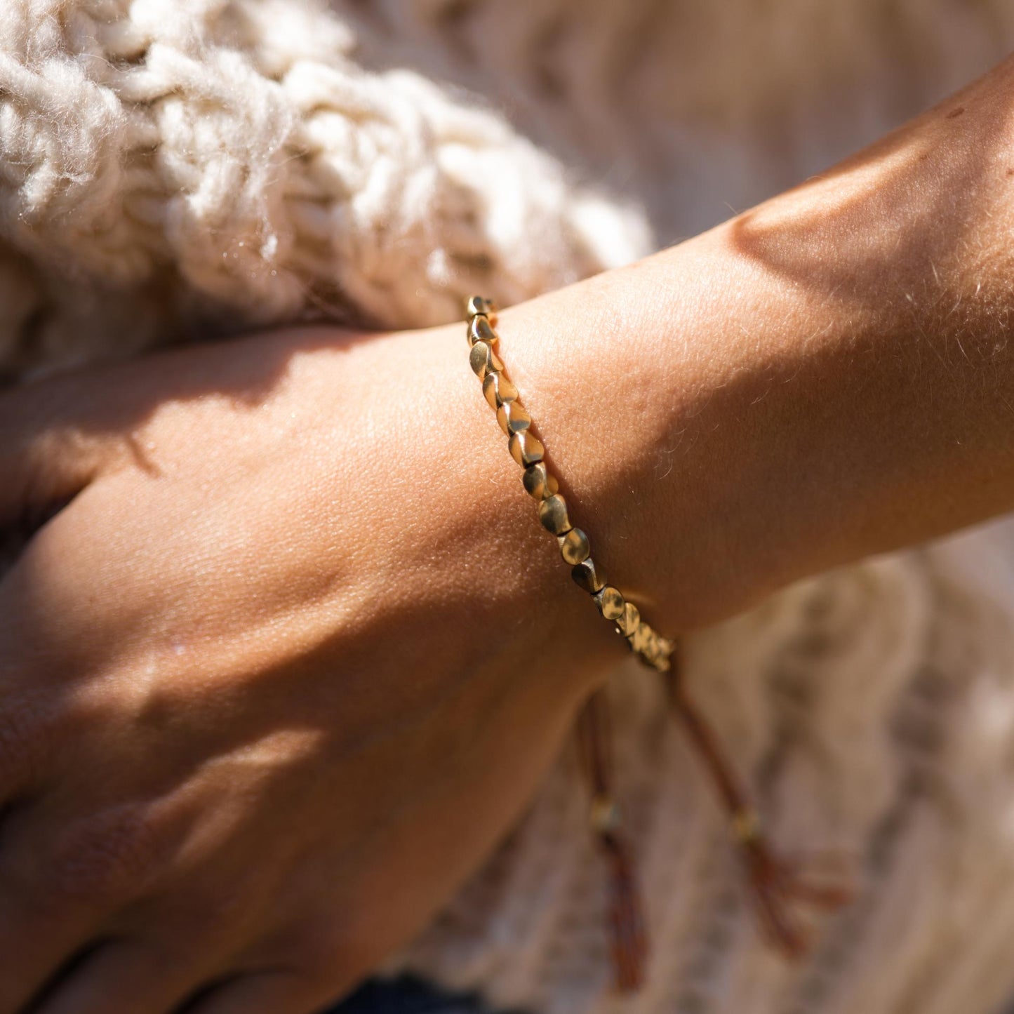 Glücksarmband - Goldfarbenes tibetisches Armband - Handgefertigt