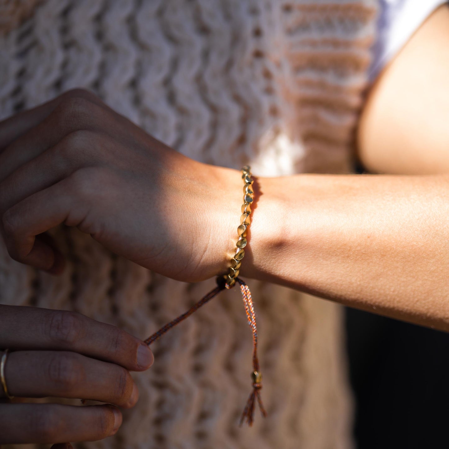 Glücksarmband - Goldfarbenes tibetisches Armband - Handgefertigt