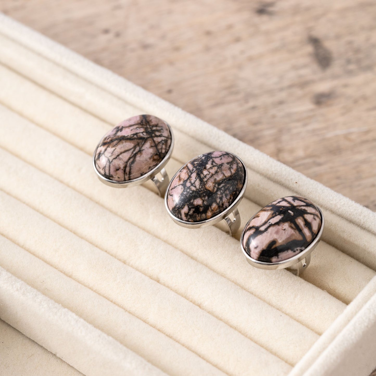 Rhodonit-Ring – Cabochon-Edelstein – Akzeptanz