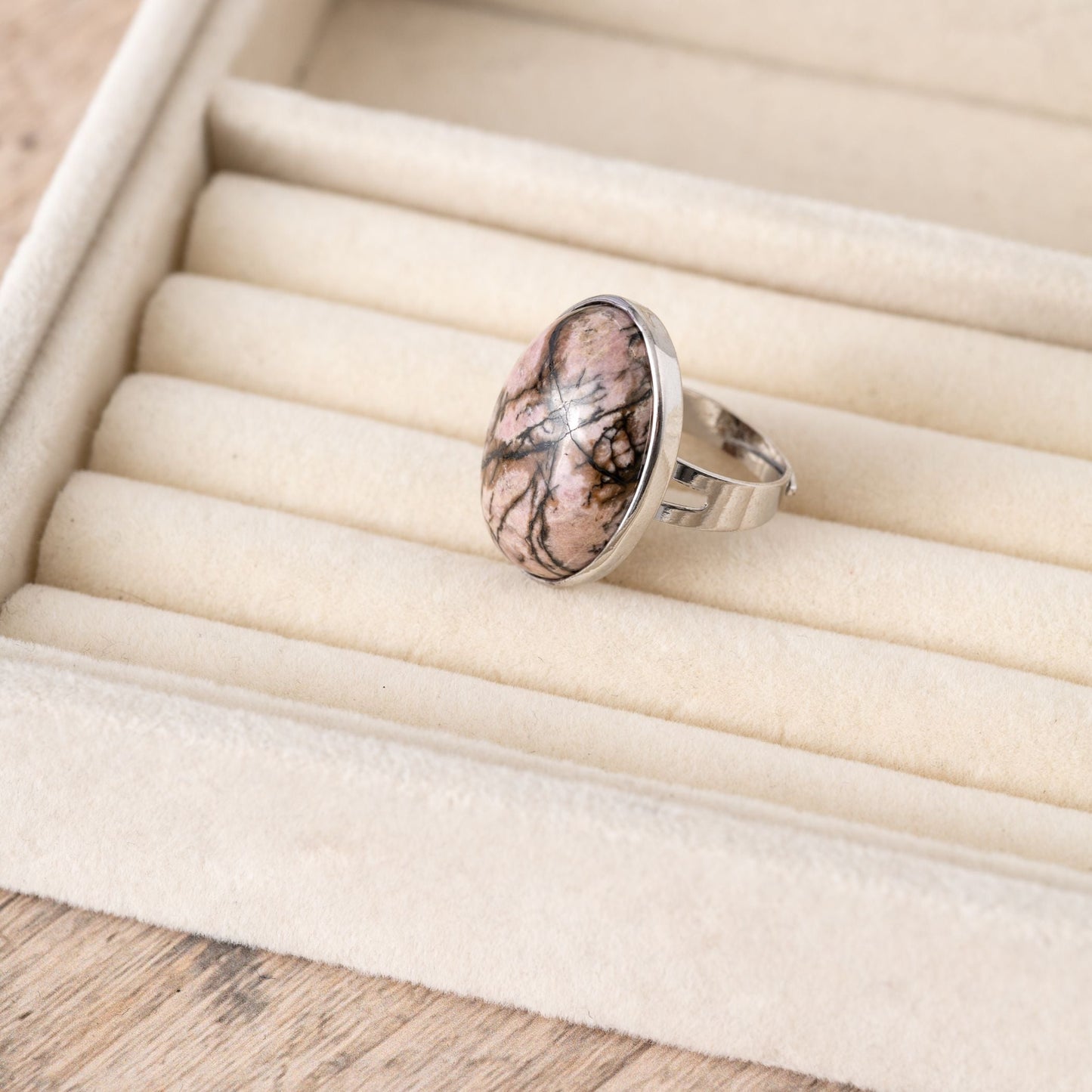 Rhodonit-Ring – Cabochon-Edelstein – Akzeptanz