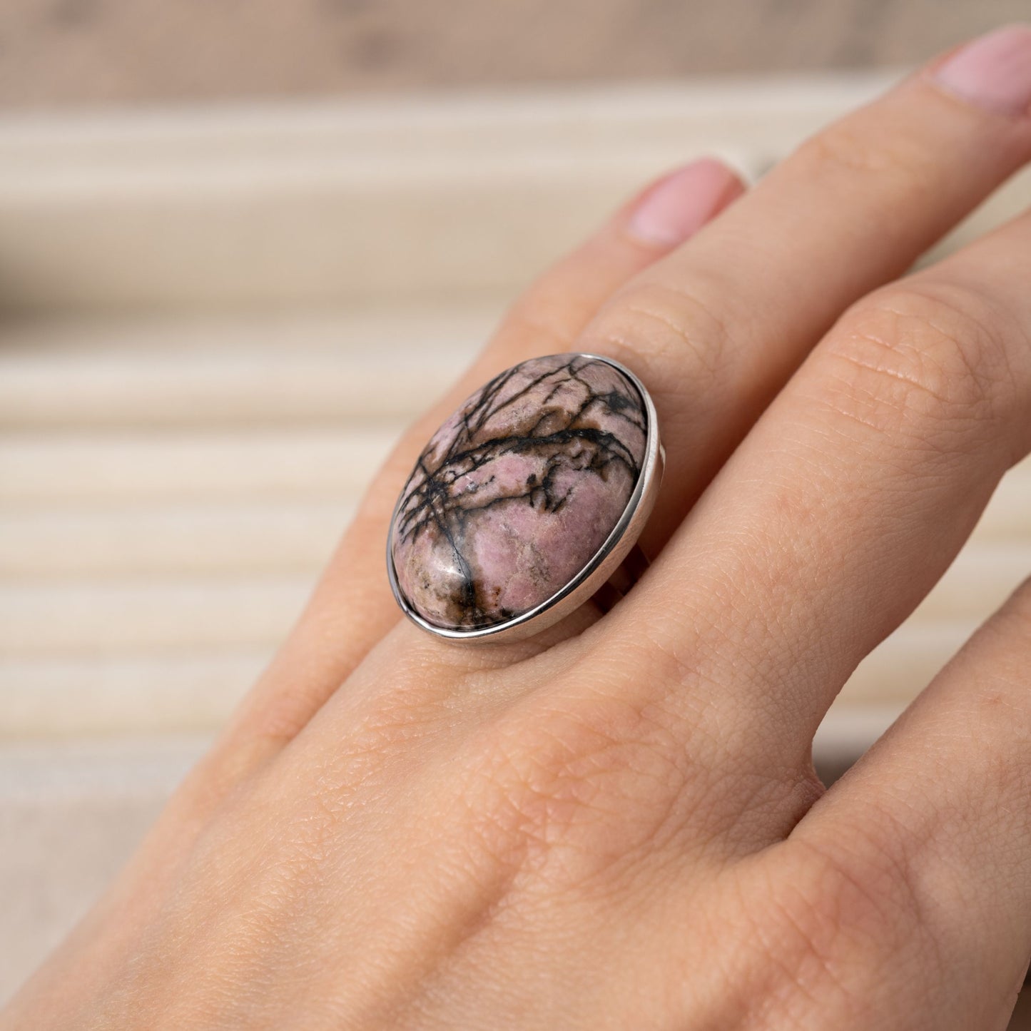 Rhodonit-Ring – Cabochon-Edelstein – Akzeptanz