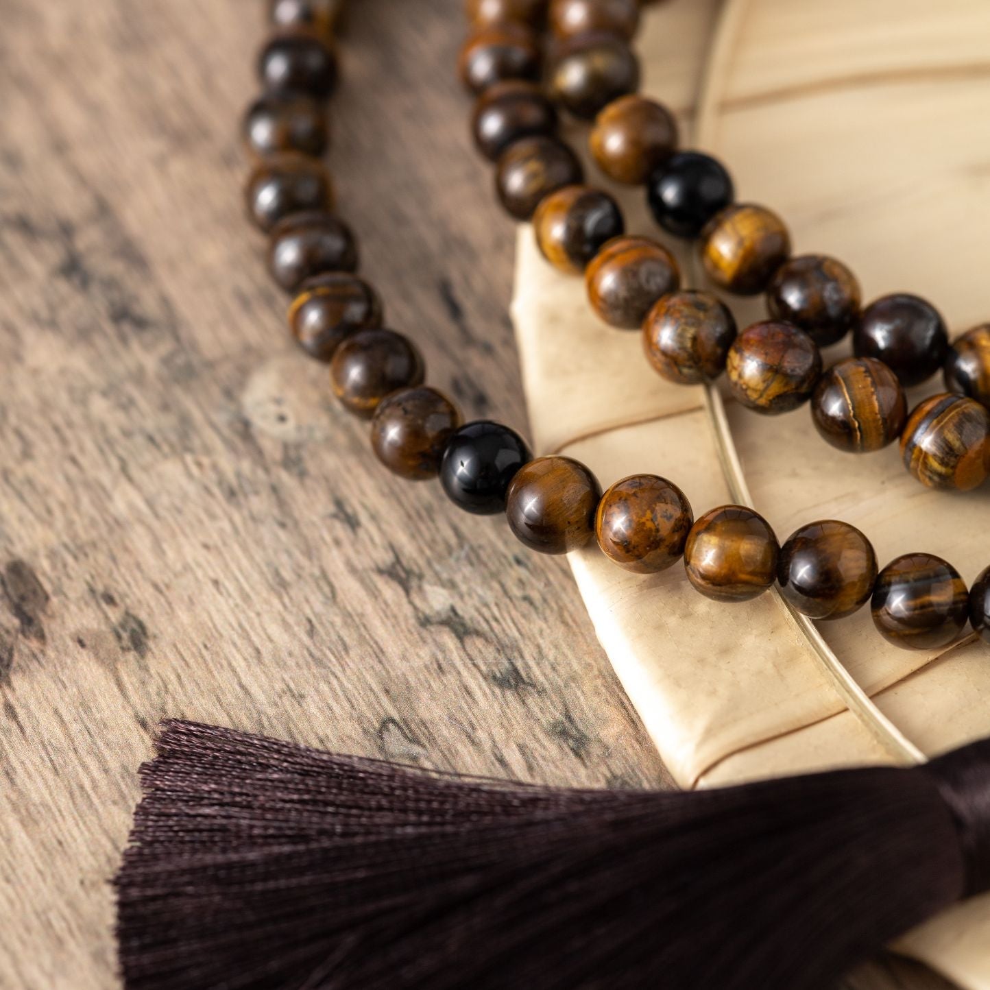 Tibetische Mala-Halskette – Tigerauge und Onyx – Quaste