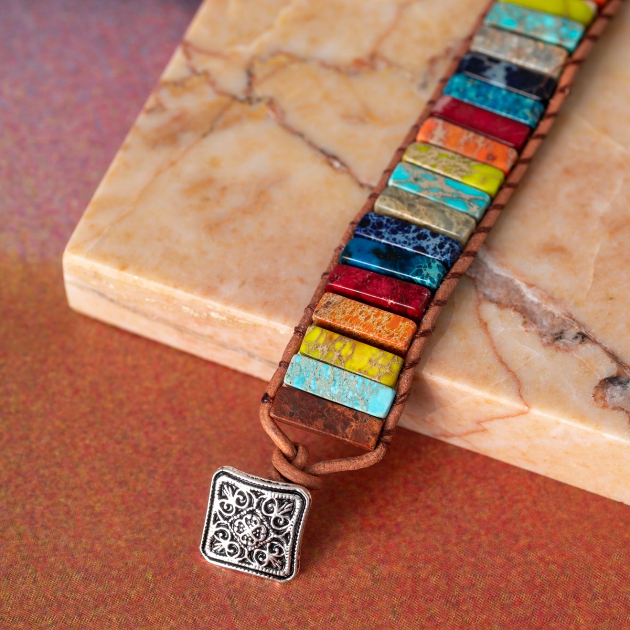 Chakra-Armband verstellbar – Regenbogenjaspis & Leder – Glaube