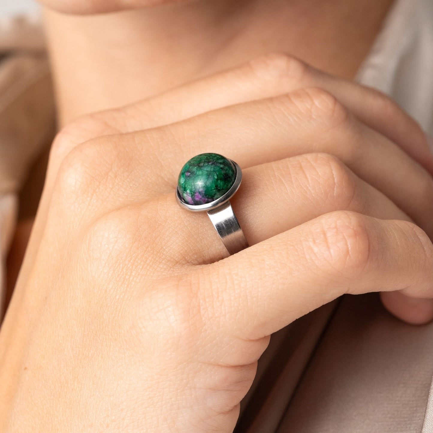 Zoisit-Rubin-Ring – Cabochon-Edelstein – Edelstahl – Entschlossenheit