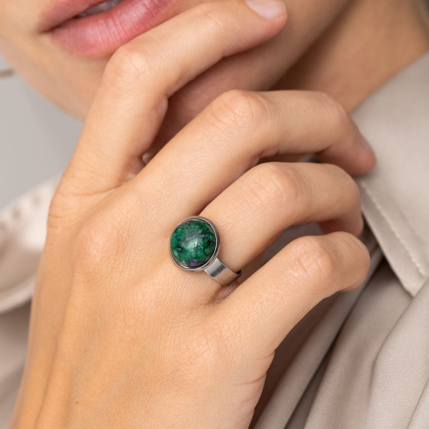 Zoisit-Rubin-Ring – Cabochon-Edelstein – Edelstahl – Entschlossenheit