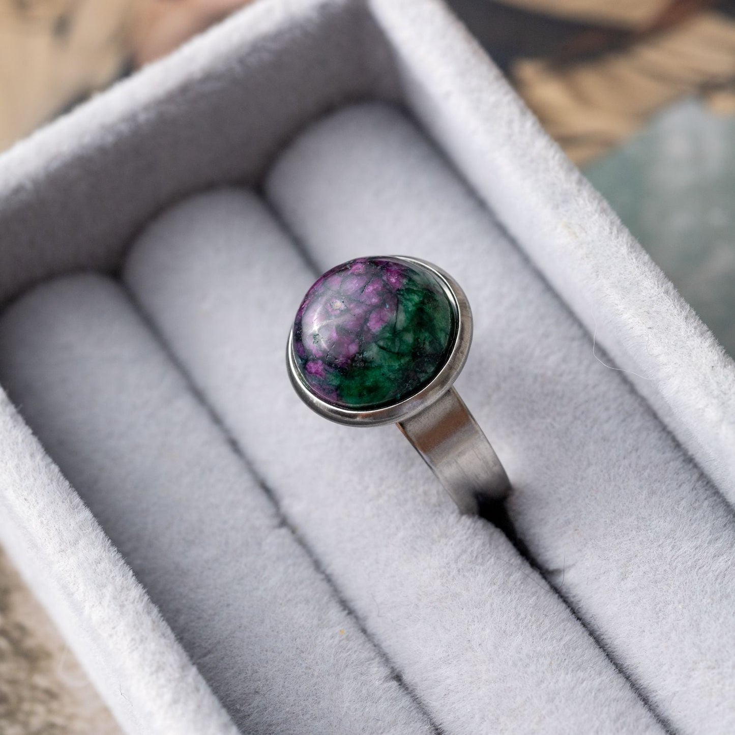 Zoisit-Rubin-Ring – Cabochon-Edelstein – Edelstahl – Entschlossenheit