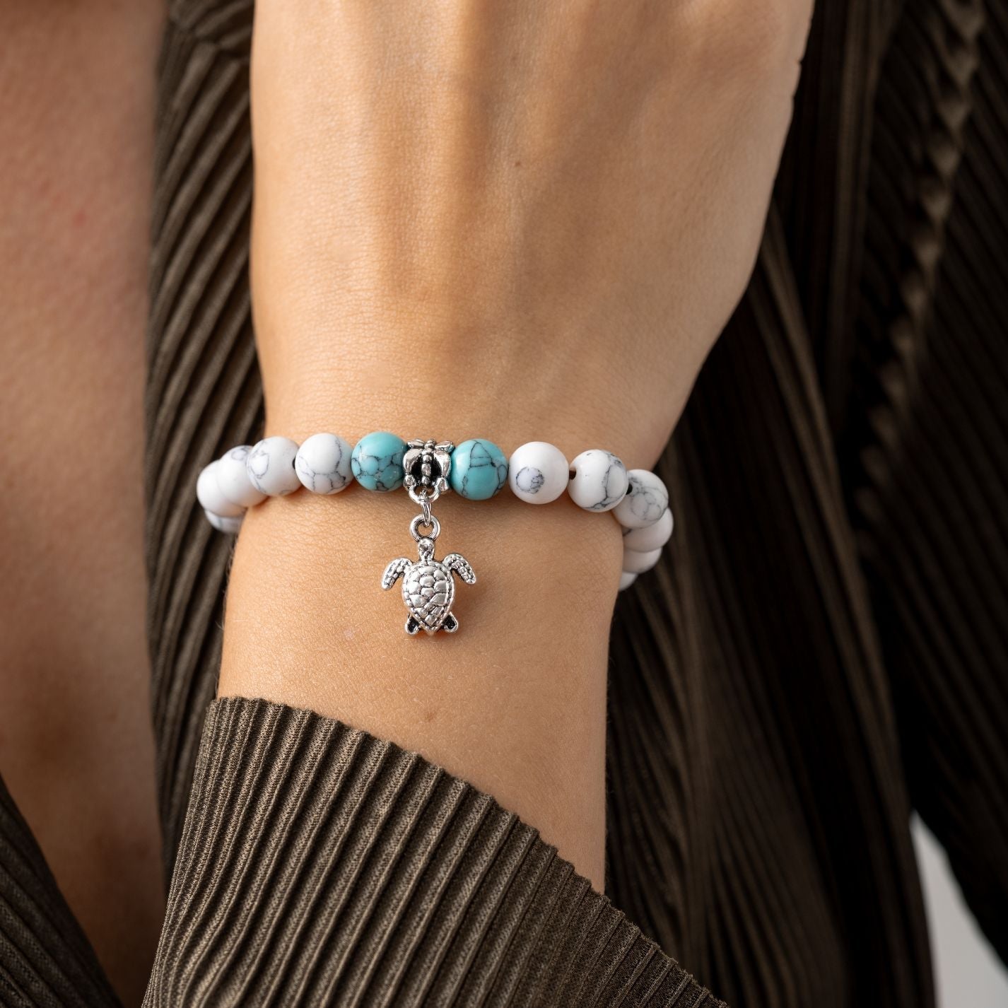 Balance-Armband – Howlith und Turquenit – Schildkröte – Geduld