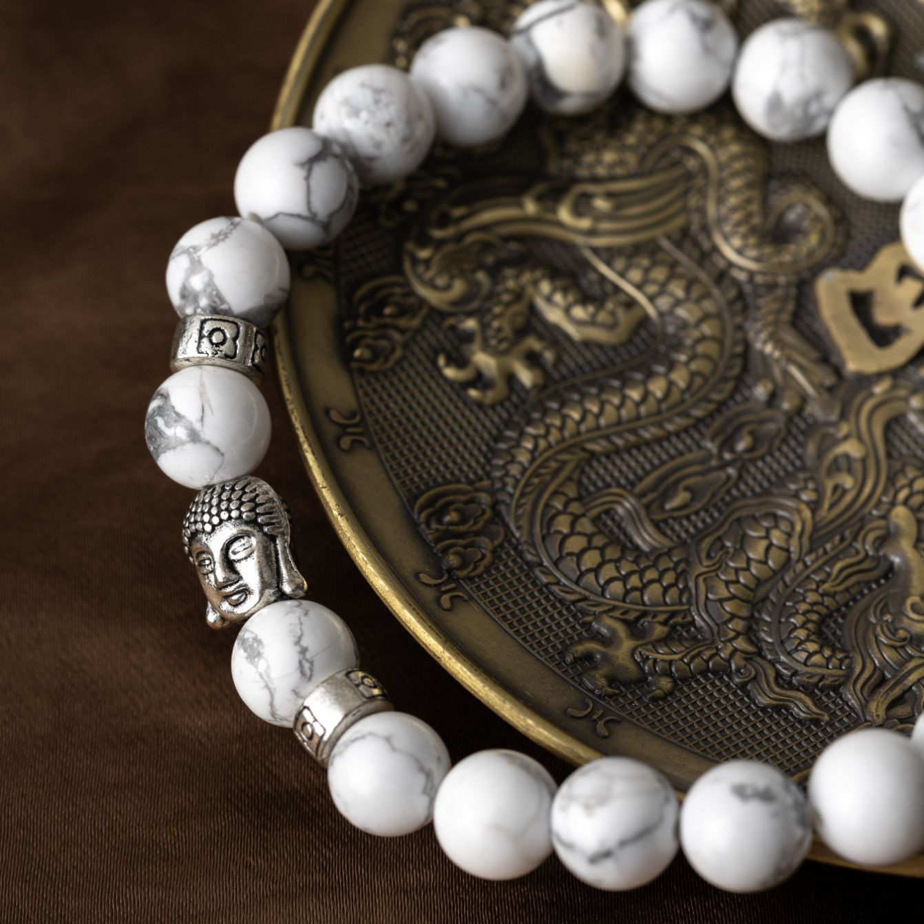 Buddha-Armband – Weißer Howlith – Zufriedenheit