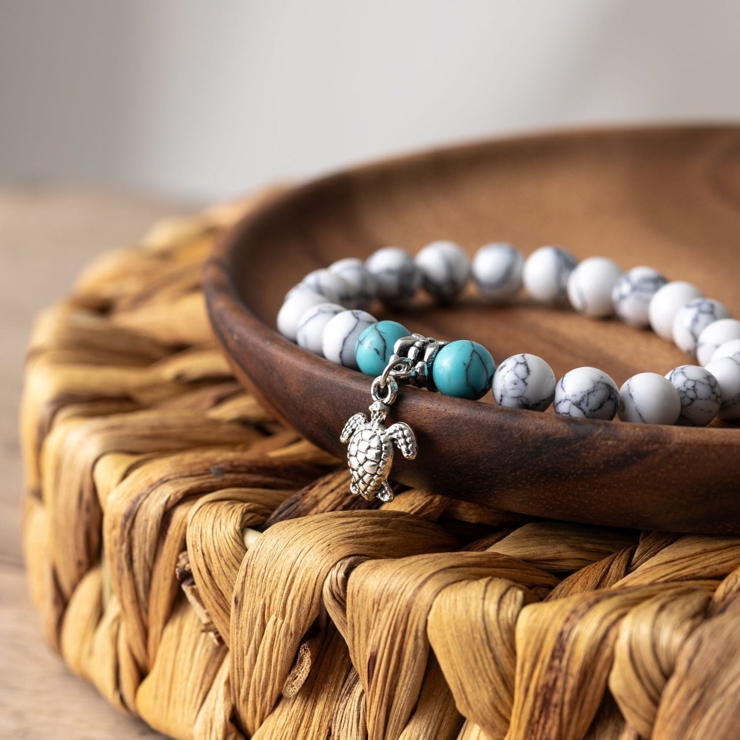 Balance-Armband – Howlith und Turquenit – Schildkröte – Geduld