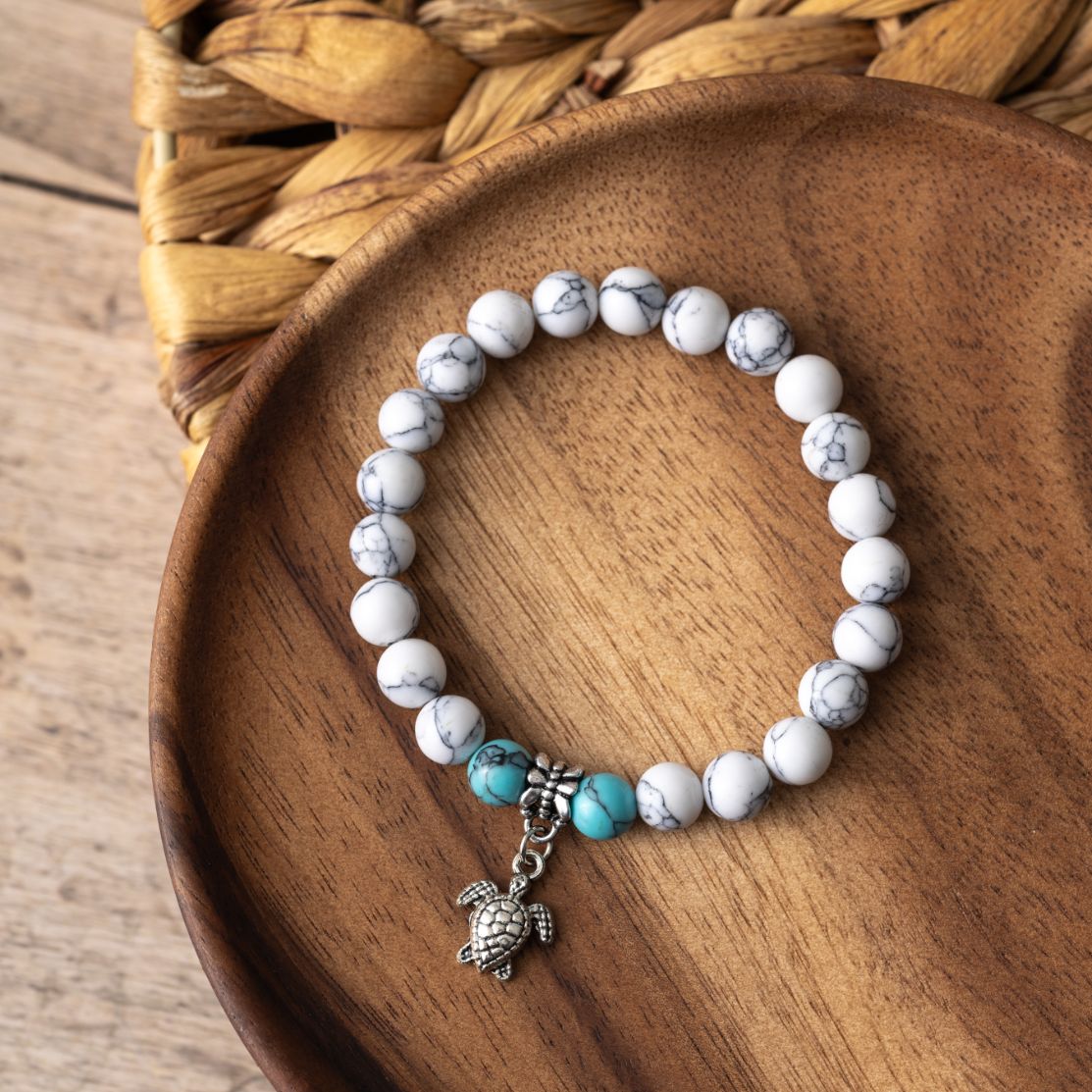 Balance-Armband – Howlith und Turquenit – Schildkröte – Geduld