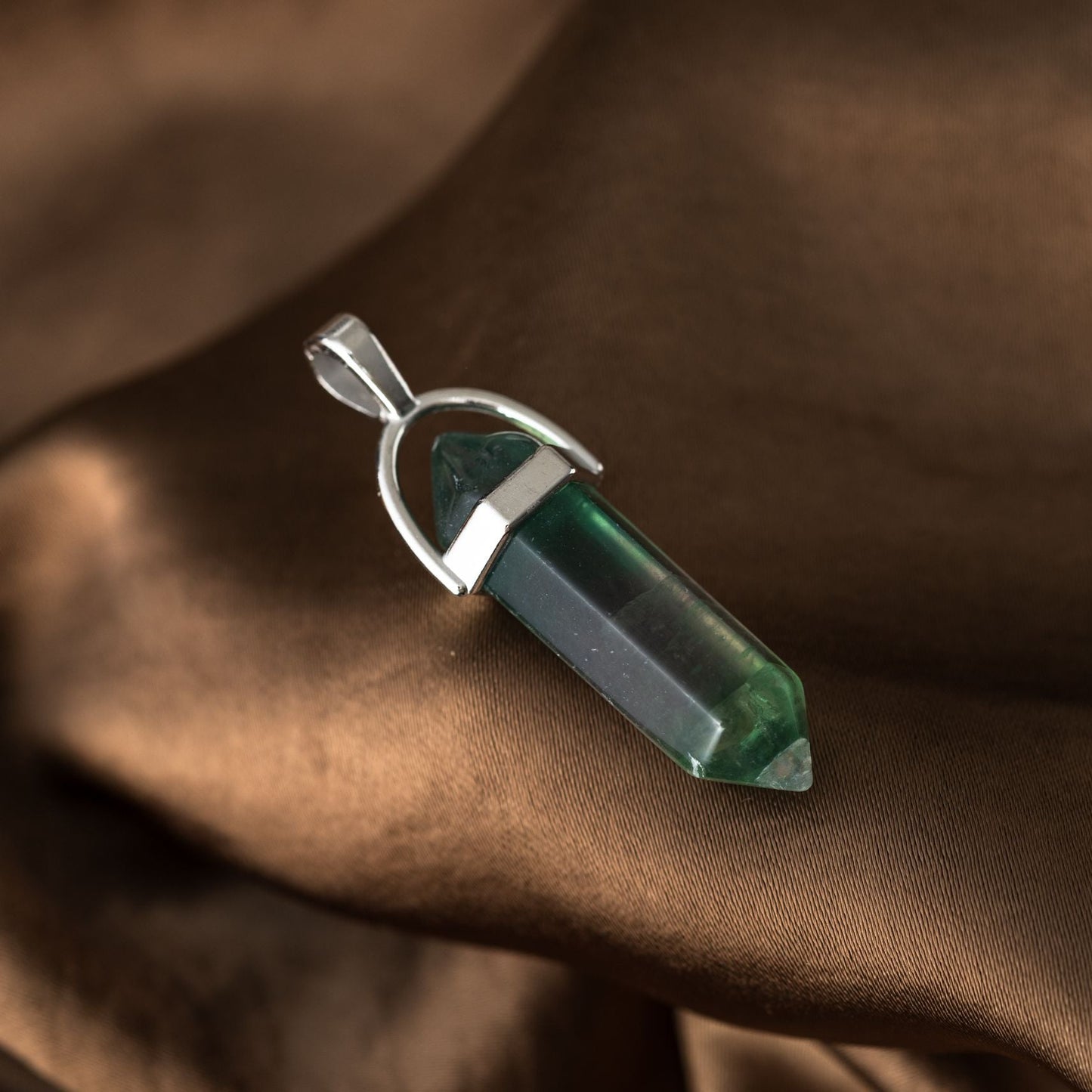 Doppelpunkt-Anhänger – Fluorit-Edelstein – sechseckiger Schliff – Balance