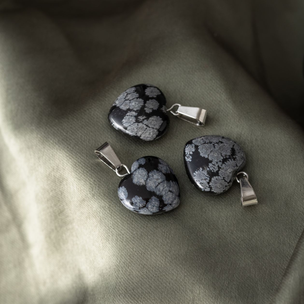 Anhänger Edelstein Herz – Geschliffenes Herz Schneeflockenobsidian – Feurig