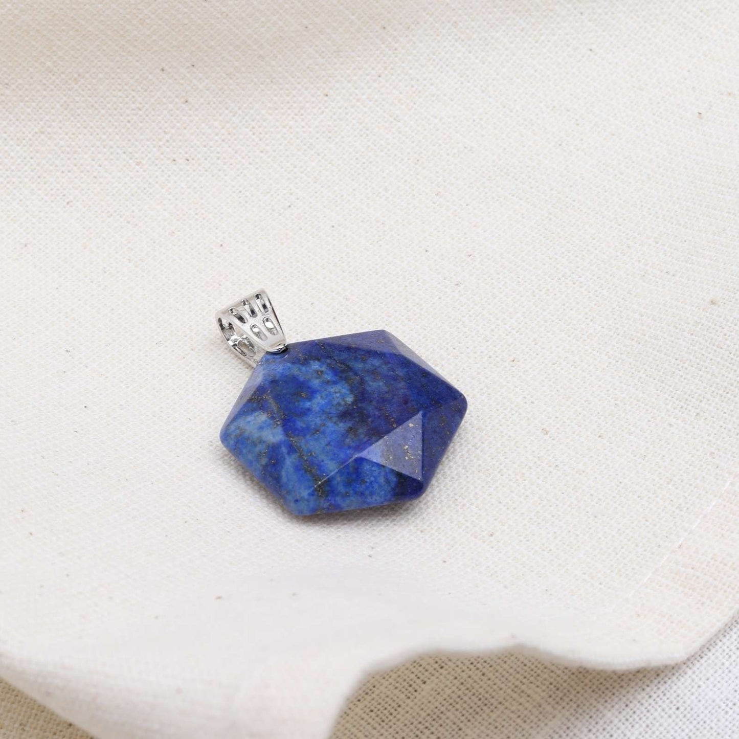 Lapislazuli-Anhänger – Edelstein im Sechseckschliff – Kreativität