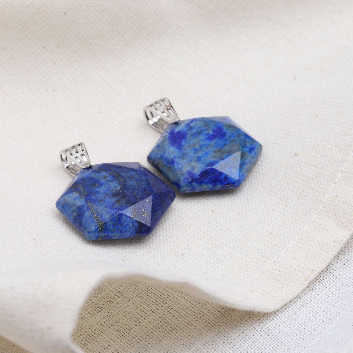 Lapislazuli-Anhänger – Edelstein im Sechseckschliff – Kreativität