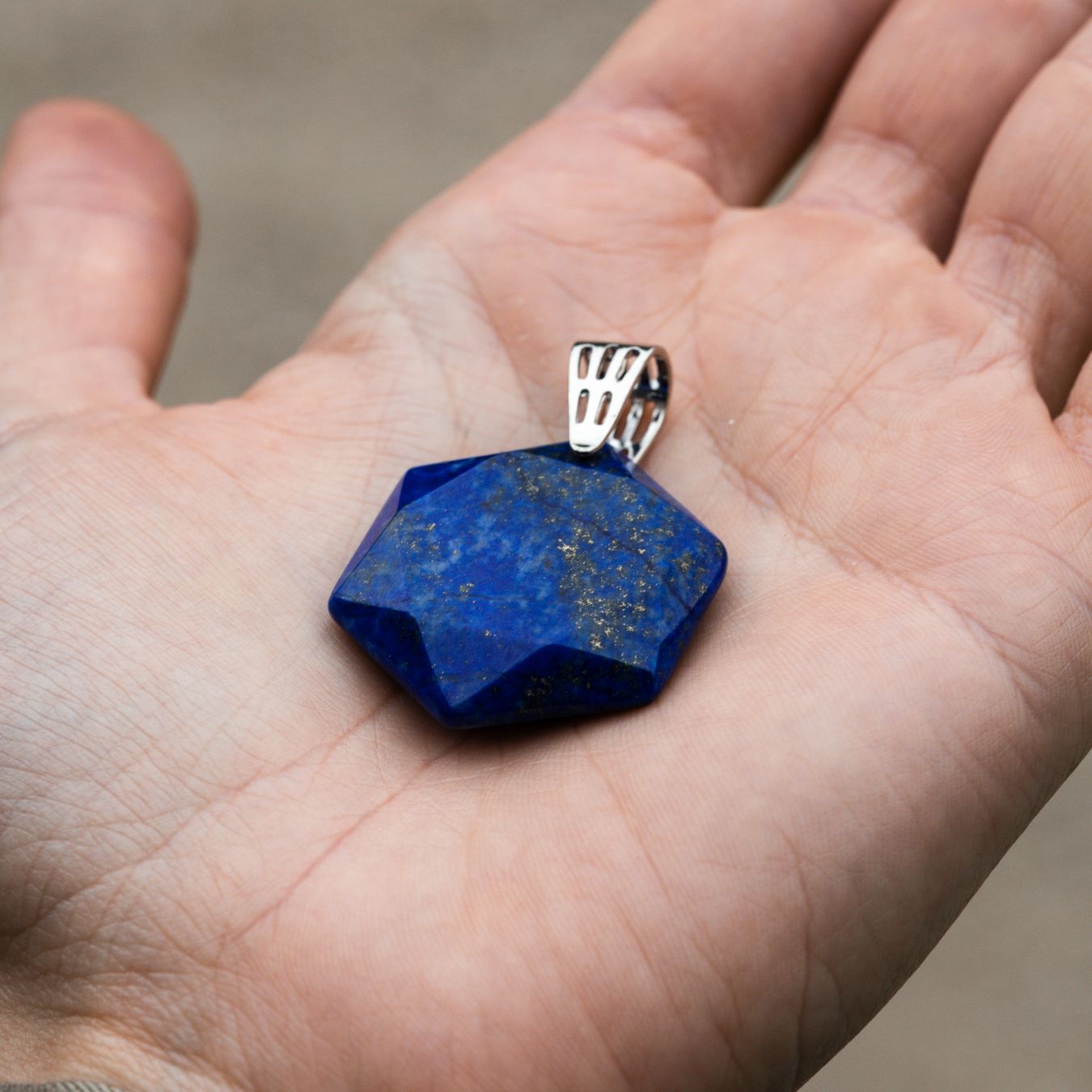 Lapislazuli-Anhänger – Edelstein im Sechseckschliff – Kreativität