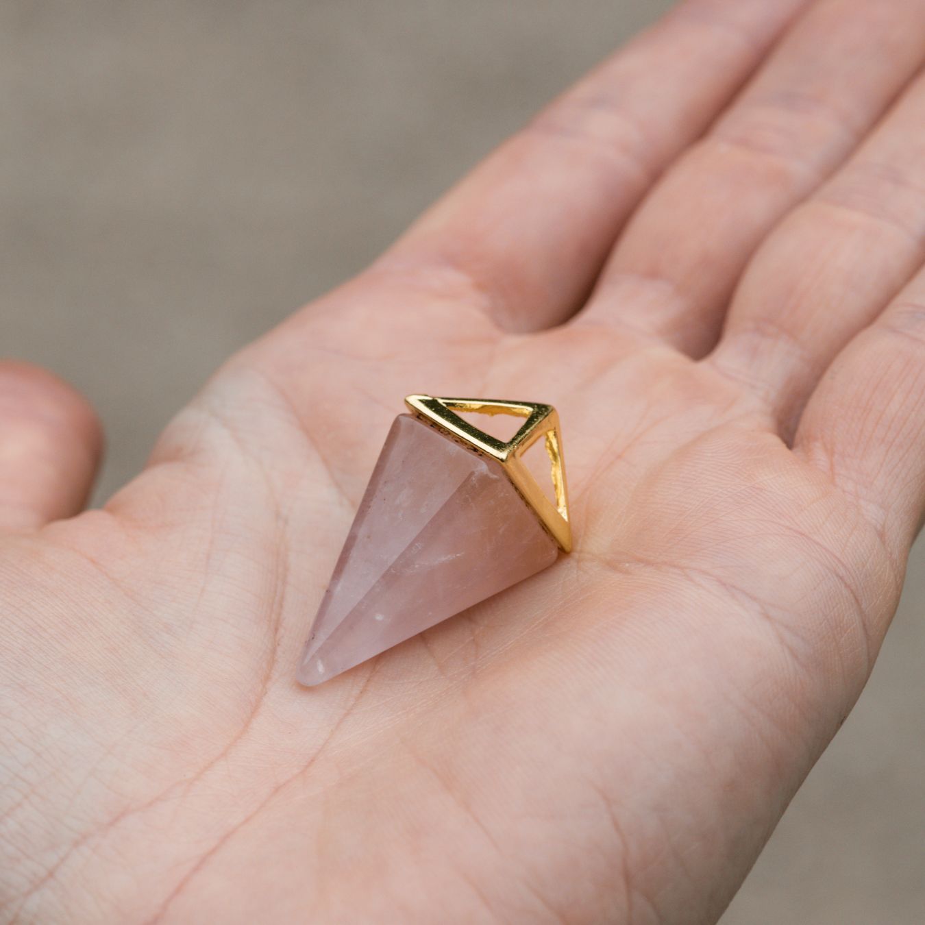Rosenquarz-Anhänger – Halskette mit Anhänger – Goldene Pyramide