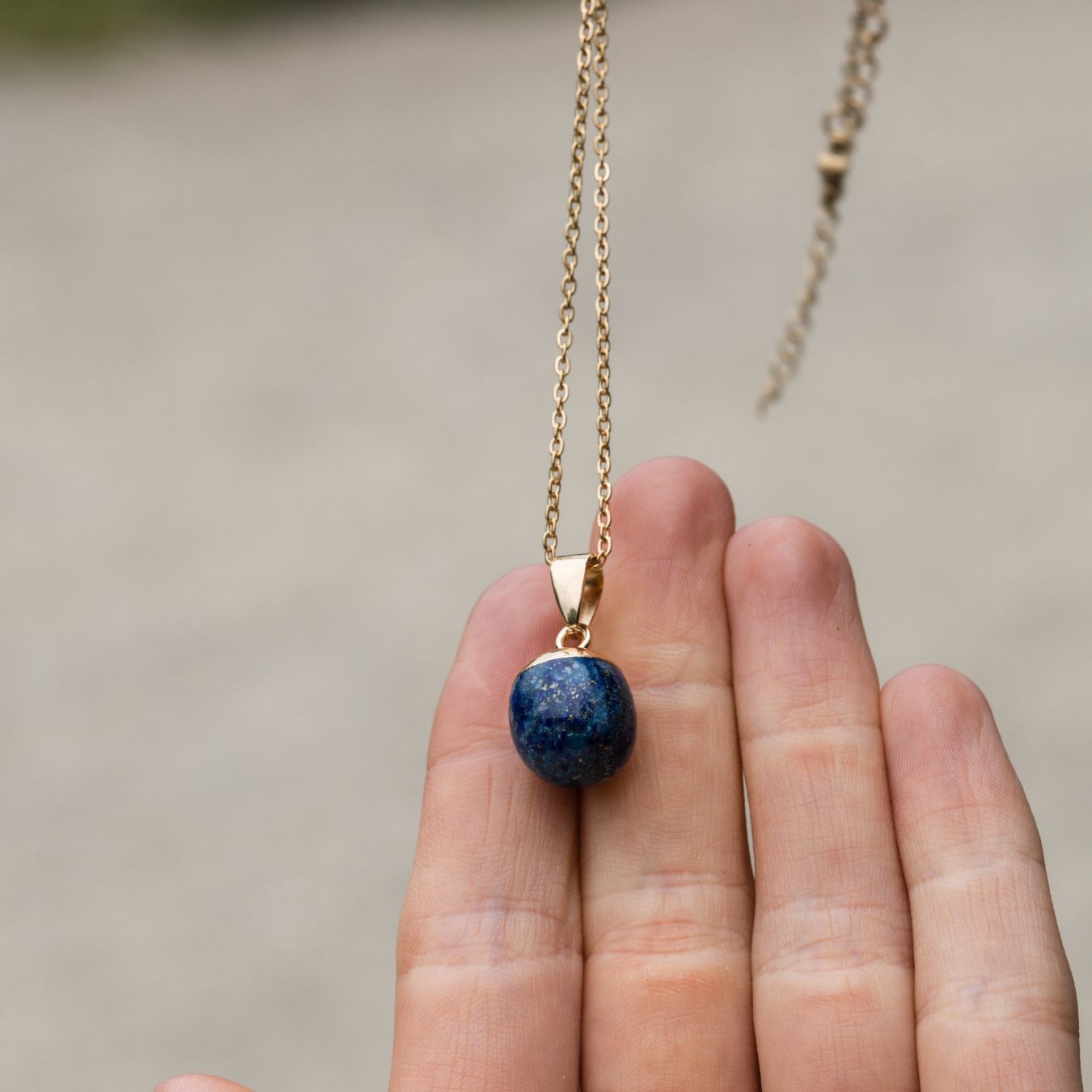 Lapislazuli-Halskette und Anhänger – Rundschliff – in Gold getaucht – Kreativität