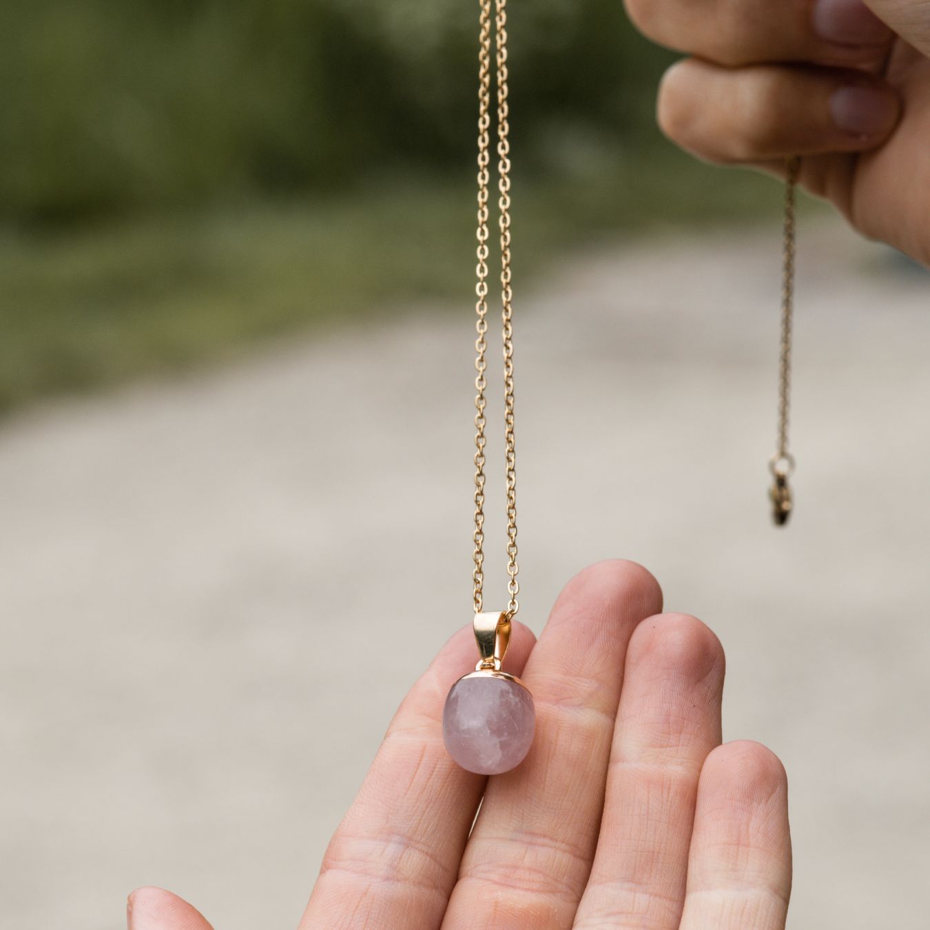 Rosenquarz-Halskette und Anhänger – Rundschliff – in Gold getaucht – Selbstliebe
