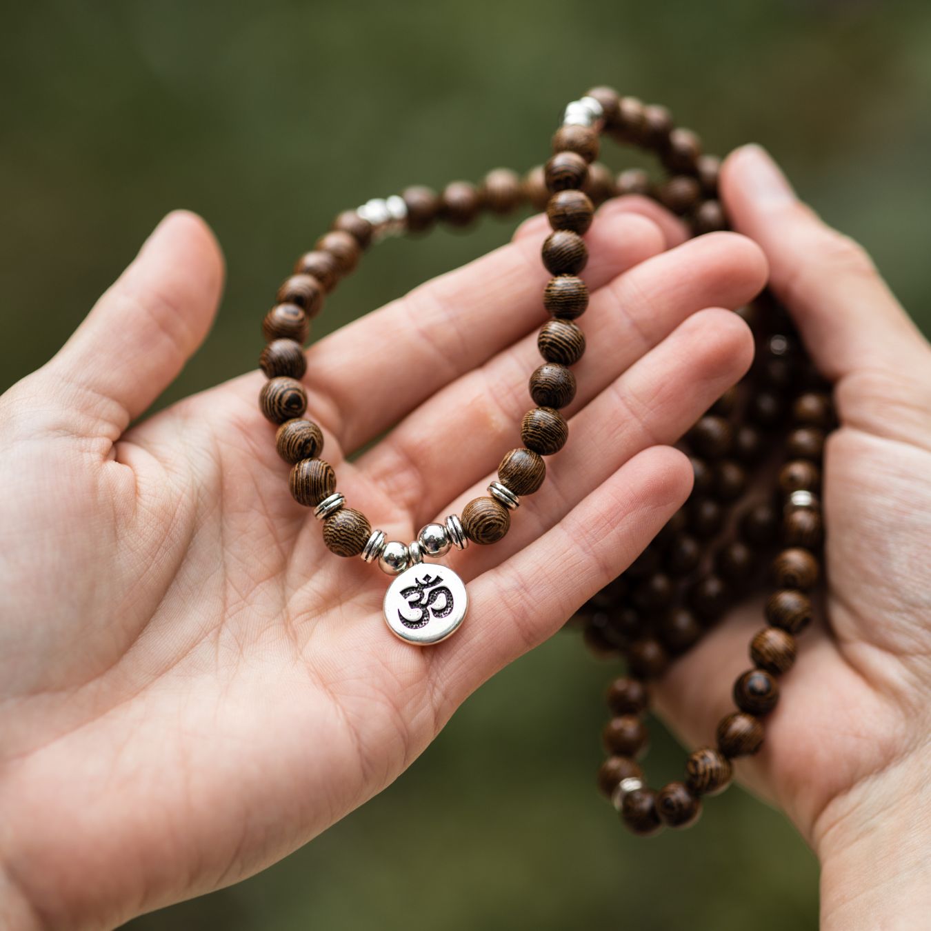 Mala-Halskette und Armband – Ohm – Wengeholz