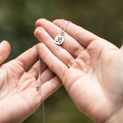 Ohm-Halskette – Edelstahl – Mantra-Münze – Silber