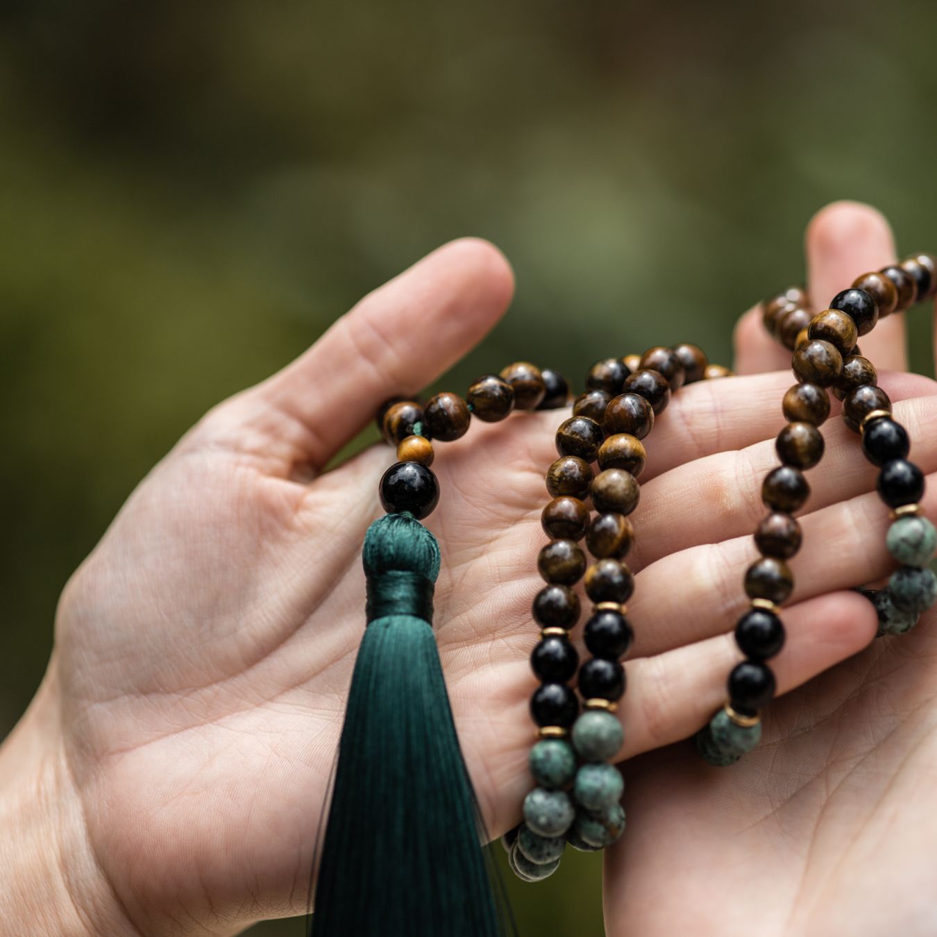 Tibetische Mala-Halskette – Tigerauge und Onyx – türkisfarbene Quaste