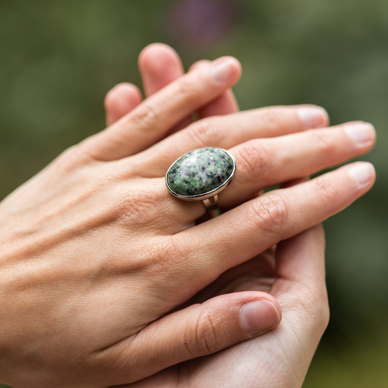 Zoisit-Rubin-Ring – Cabochon-Edelstein – Positivität