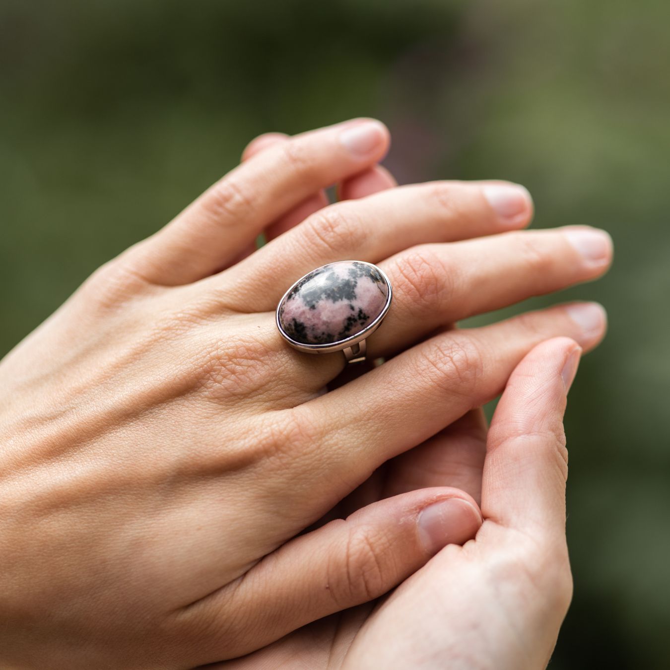 Rhodonit-Ring – Cabochon-Edelstein – Akzeptanz
