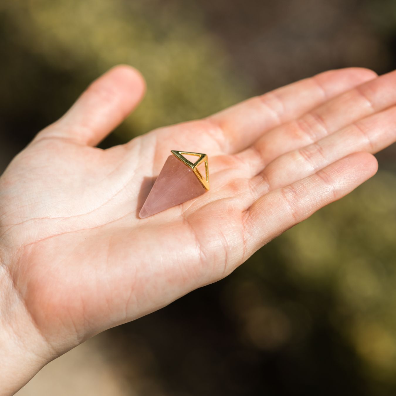 Rosenquarz-Anhänger – Halskette mit Anhänger – Goldene Pyramide