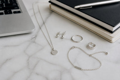 7 minimalistische Silberschmuckstücke für das Büro