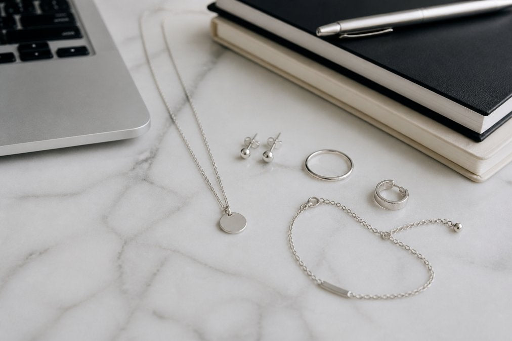 7 minimalistische Silberschmuckstücke für das Büro