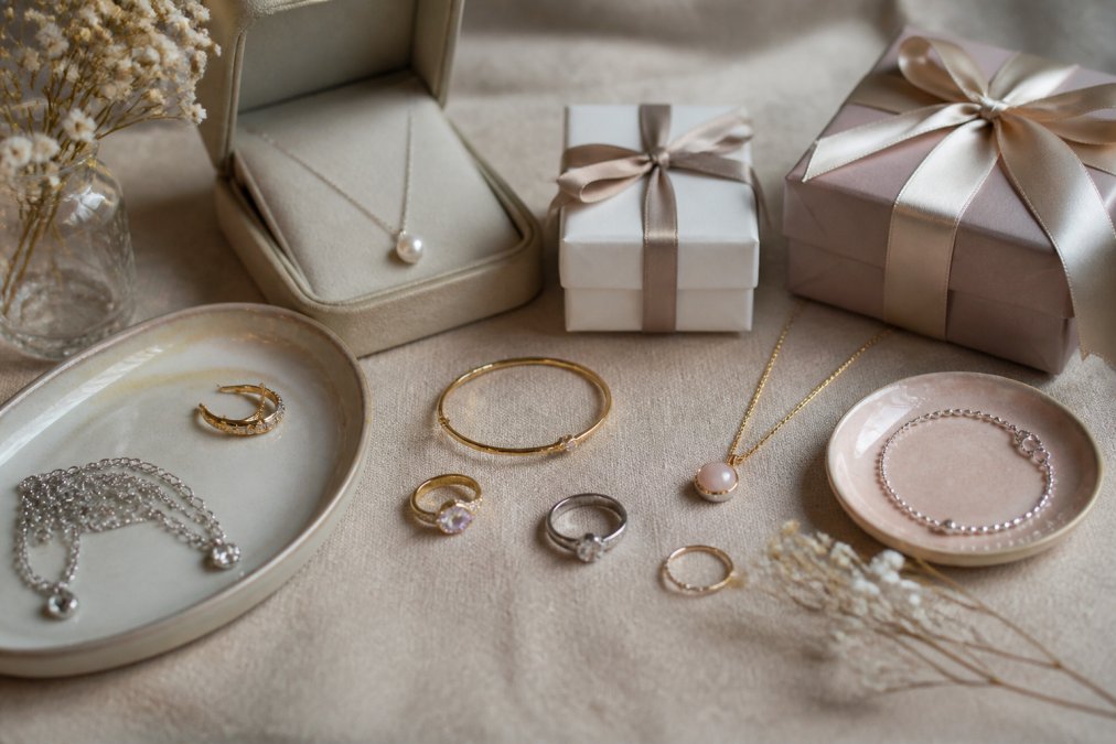 Besondere Schmuckgeschenke für Damen: 10 Ideen