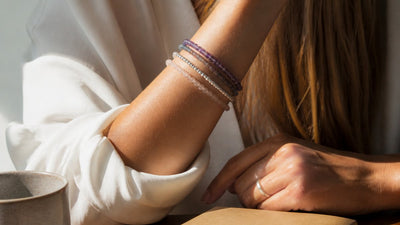 Edelstein-Armbänder kombinieren: Eleganter Alltags-Look