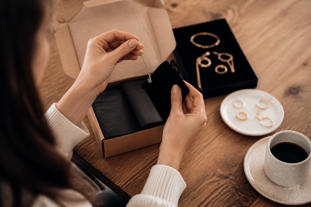 Schmuck online kaufen ohne Risiko: Der ehrliche Guide 2026