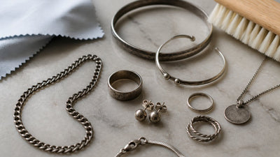 Silberschmuck läuft an: So reinigen Sie ihn richtig