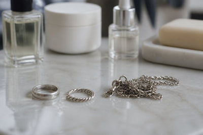 Warum läuft Silberschmuck im Alltag an? Ursachen & Schutz
