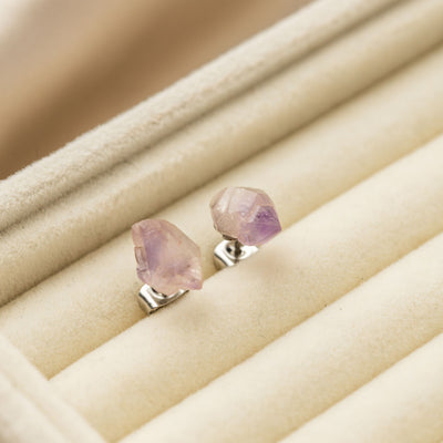 Rohe Amethyst Ohrstecker – Edelstein Ohrringe – Lila Ohrstecker – Intuition