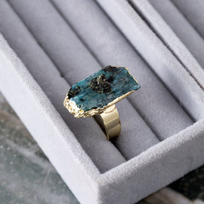 Kyanit-Ring grob – Edelstein rau – in Gold getaucht – Selbstausdruck
