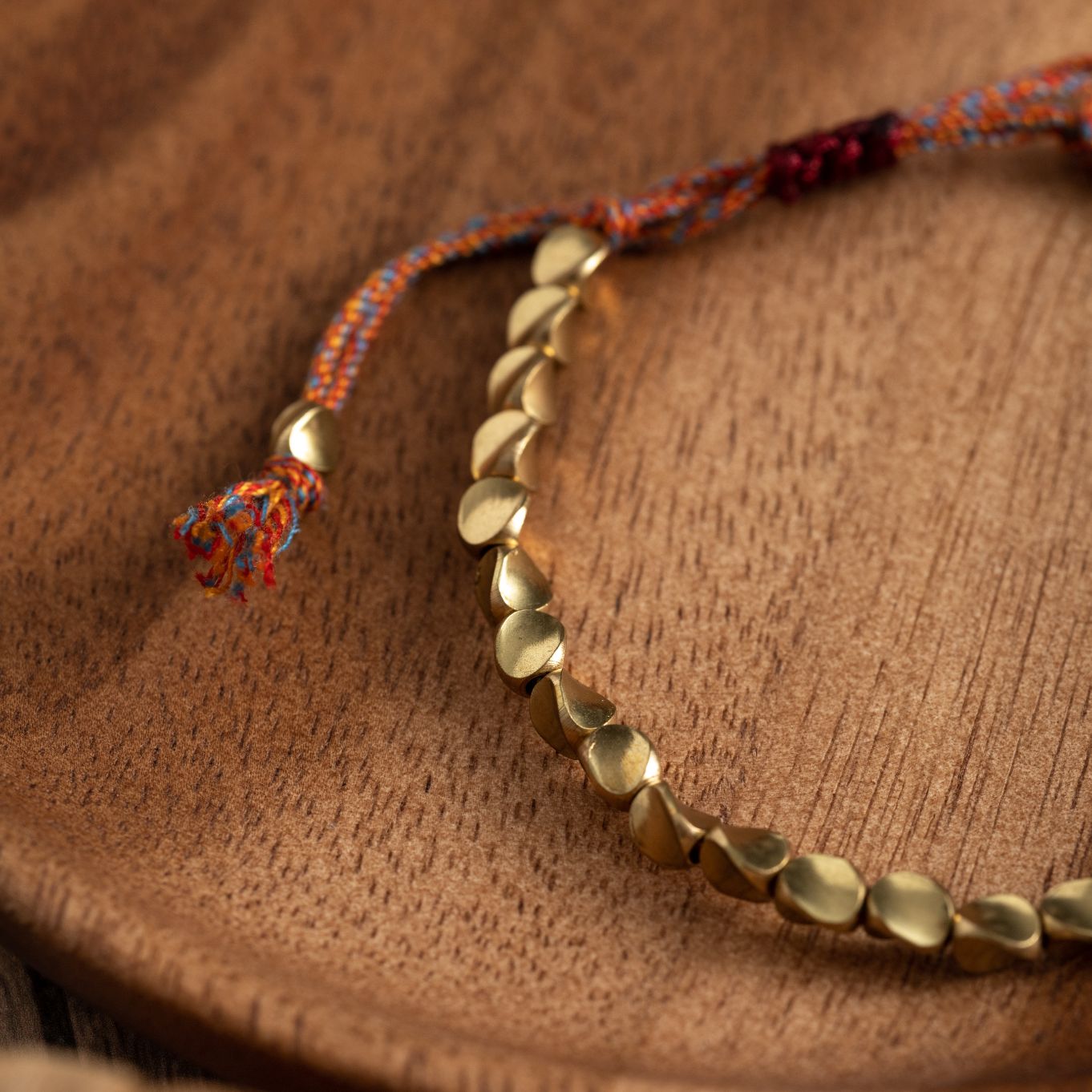 Glücksarmband - Goldfarbenes tibetisches Armband - Handgefertigt