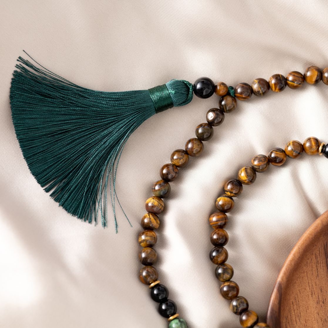 Tibetische Mala-Halskette – Tigerauge und Onyx – türkisfarbene Quaste