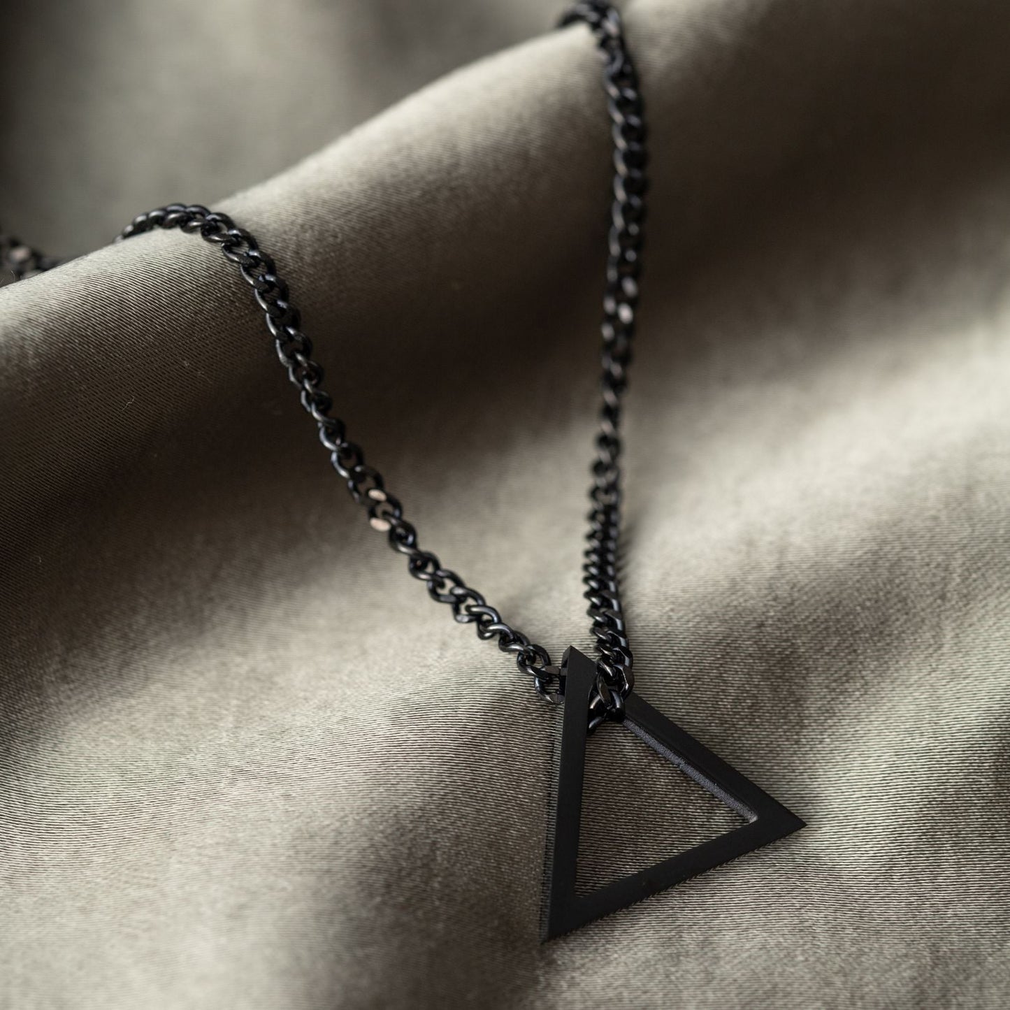 Minimalistische Halskette – Edelstahl – Dreieck – Schwarz