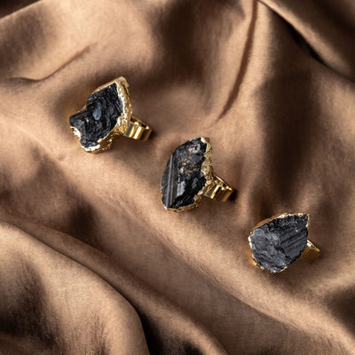 Turmalin-Ring grob – Edelstein rau – in Gold getaucht – Konzentration