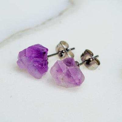 Rohe Amethyst Ohrstecker – Edelstein Ohrringe – Lila Ohrstecker – Intuition